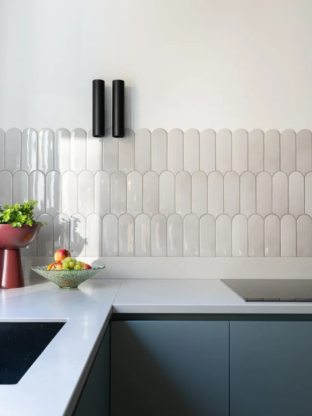 💡 Licht maakt het ontwerp af

Bij het interieurontwerp voor de woning van Petra en Wesley was verlichting vanaf het begin een belangrijk onderdeel. Want goed licht gaat verder dan functionaliteit – het brengt sfeer, legt accenten en laat materialen écht tot hun recht komen.

We hebben een doordacht lichtplan gemaakt dat perfect aansluit op de indeling, zichtlijnen en gebruiksmomenten in huis. Van functionele spots tot sfeervol licht in de avond, elke lichtbron heeft een doel én een plek.

✨ Slim geplaatste verlichting bij de kastenwand en keuken
✨ Subtiele accenten voor warmte en diepte boven de eetkamertafel
✨ Sfeerverlichting die de kleuren en texturen versterkt

Het resultaat voelt precies zoals het bedoeld is: comfortabel, sfeervol en in balans met het interieur. 

@novaledbv