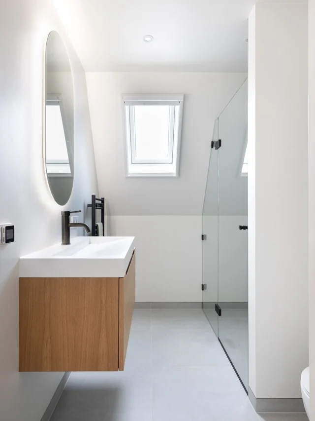 🛁 Twee badkamers, één stijl – rust, ruimte en verfijning.

In deze woning realiseerden we niet één, maar twee badkamers – elk met een eigen functie, maar volledig in harmonie qua uitstraling.

➕ De gezinsbadkamer: ruim, licht en tijdloos. Een vrijstaand bad, dubbele wastafel, royale inloopdouche en zachte grijstinten zorgen voor rust en comfort.
➕ De badkamer op zolder: compact maar compleet. Met slimme indeling, veel daglicht en een frisse twist dankzij de groene visgraattegels in de douche.

In beide ruimtes kozen we voor natuurlijke materialen, rustige kleuren en gunmetal accenten voor contrast en karakter. Alles klopt – van de lijnvoering tot het licht, van de details tot het totaalbeeld.

Twee badkamers die laten zien hoe stijl en functionaliteit perfect samen kunnen gaan.

📸 @daniquekoenenphotography