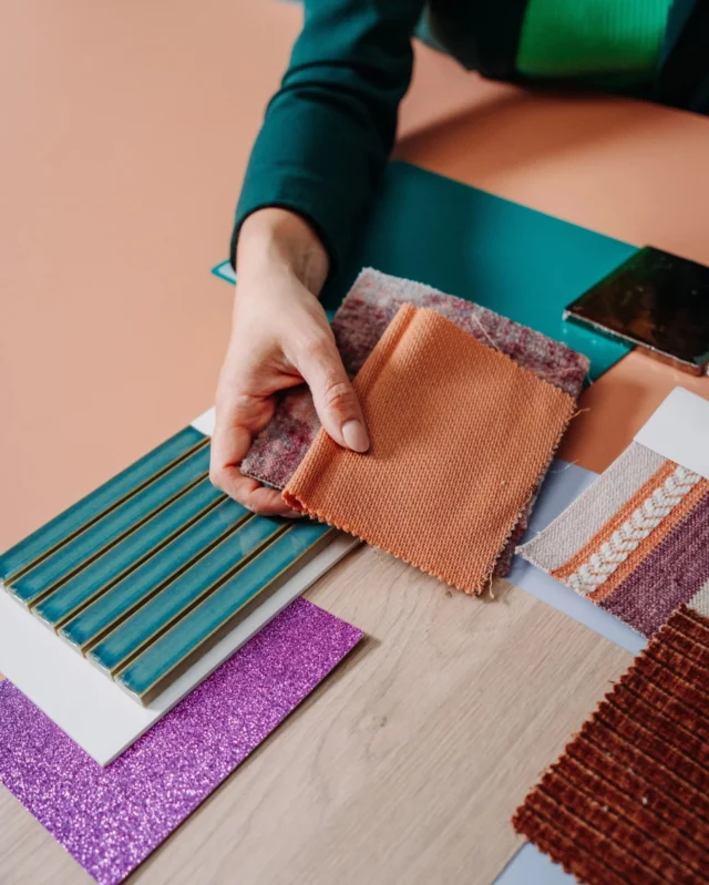 Een tafel vol met materialen voor jouw interieur. Of het nu voor een woning, horeca, kantoor of winkel ruimte is wij zoeken alles voor je uit. We maken toffe combinaties die een ruimte echt laten leven en passen bij jouw wensen. We nemen je aan de hand mee in het hele proces, zodat jij keuzestress vrij een BOLD interieur krijgt!

Klaar voor een BOLD statement in je interieur? Laten we kennismaken💜

#interieur #BOLD #maatwerk #interieurontwerp #interieurinspiratie #utrecht
