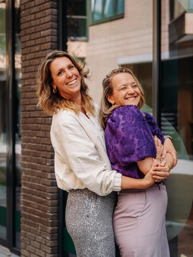 🚀 BOLD interieur design groeit!

Sinds de start van BOLD zijn wij – in onze eigen professionele lovestory – samen keihard aan het bouwen. Aan prachtige projecten, sterke samenwerkingen én natuurlijk aan ons bedrijf.

Nu staan we op het punt om een volgende stap te zetten: de overgang van VOF naar BV.

Omdat we dit graag goed en doordacht willen doen, zoeken we advies en begeleiding bij dit traject. Denk aan iemand die met ons meedenkt over de juridische, fiscale en organisatorische kant, zodat we straks stevig en toekomstproof verder kunnen bouwen.

👉 Heb jij ervaring met deze stap, of ken je een goede partij die ons hierbij kan helpen? We horen het heel graag! Tips en ervaringen zijn meer dan welkom in de comments of via DM.